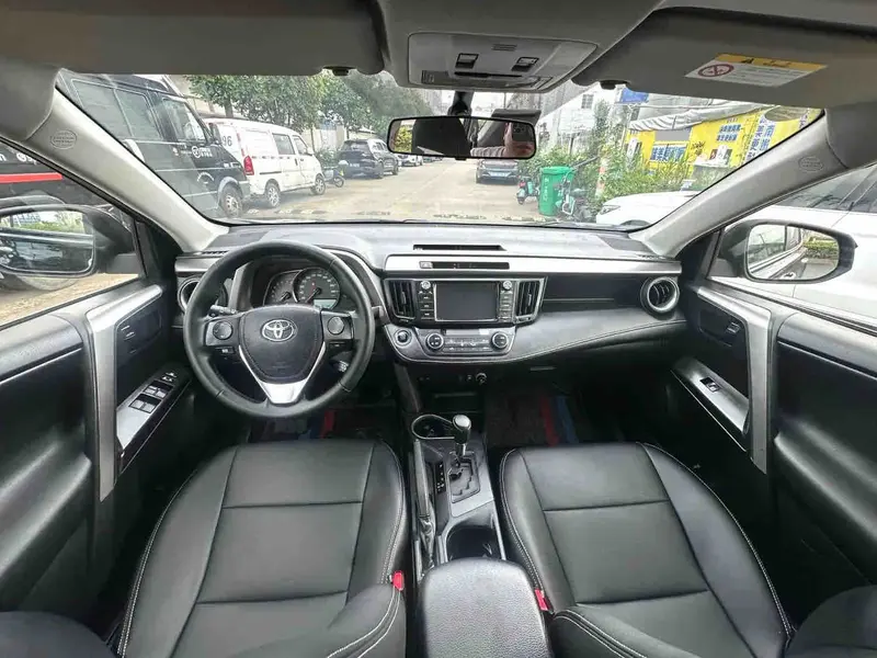 Vehicle photo 7