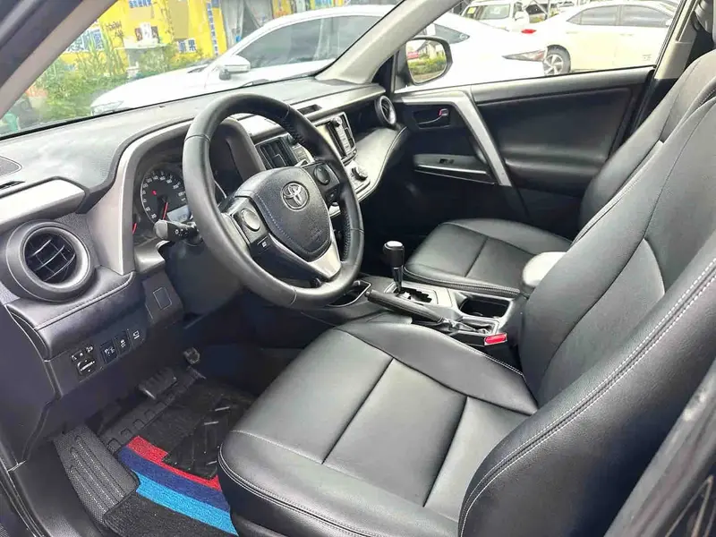 Vehicle photo 8