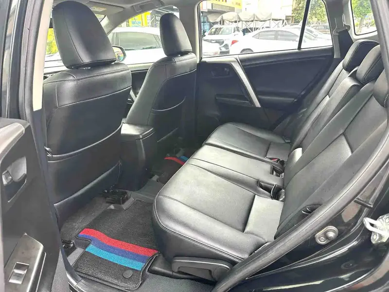 Vehicle photo 9
