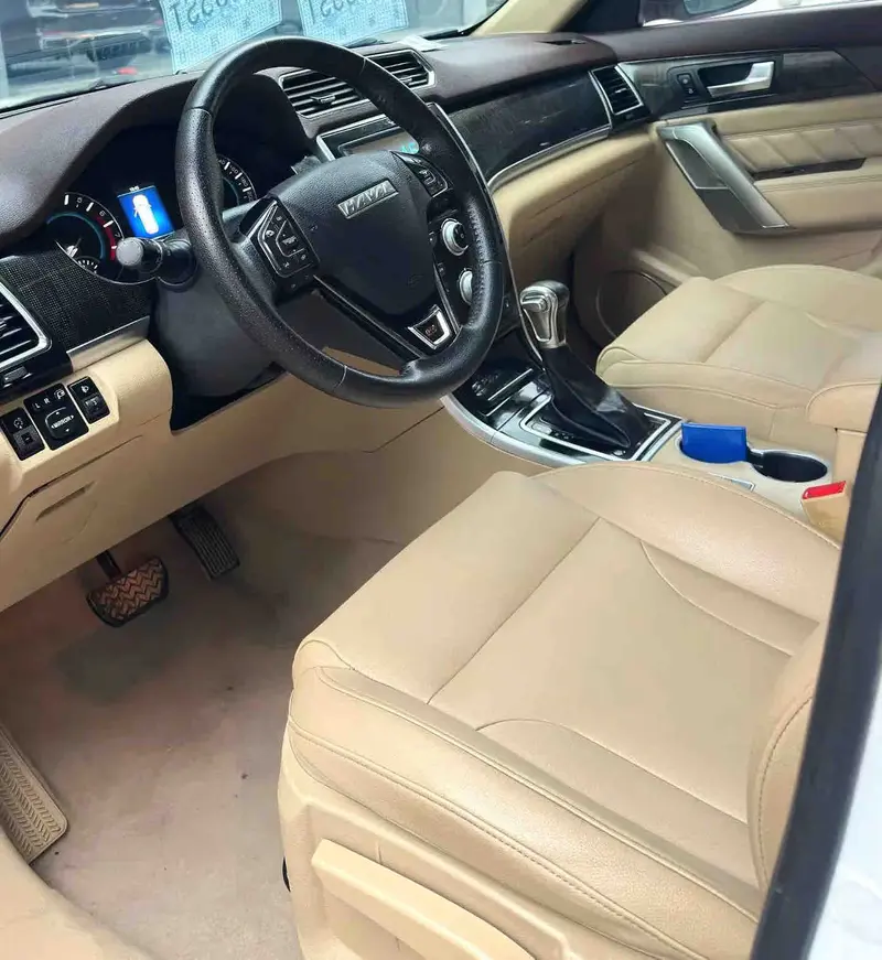 Vehicle photo 6