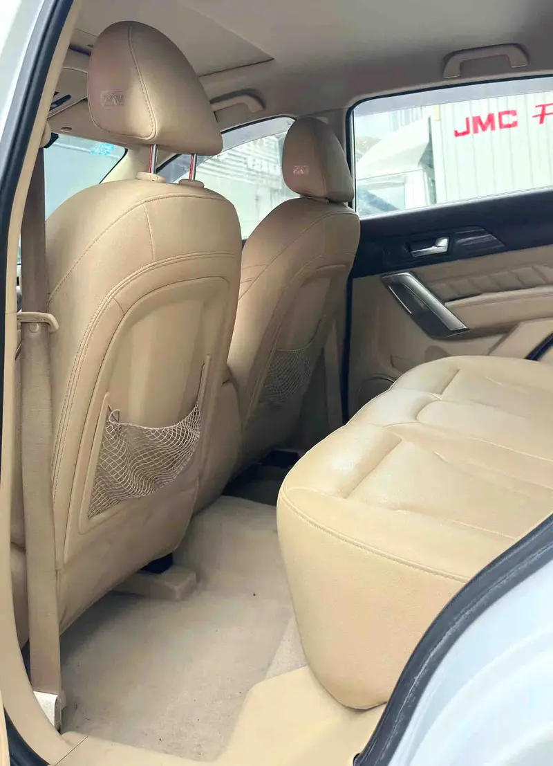 Vehicle photo 7