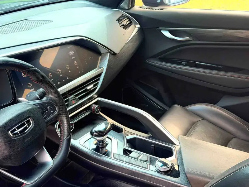 Vehicle photo 5