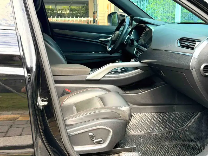 Vehicle photo 8