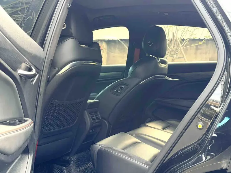 Vehicle photo 9