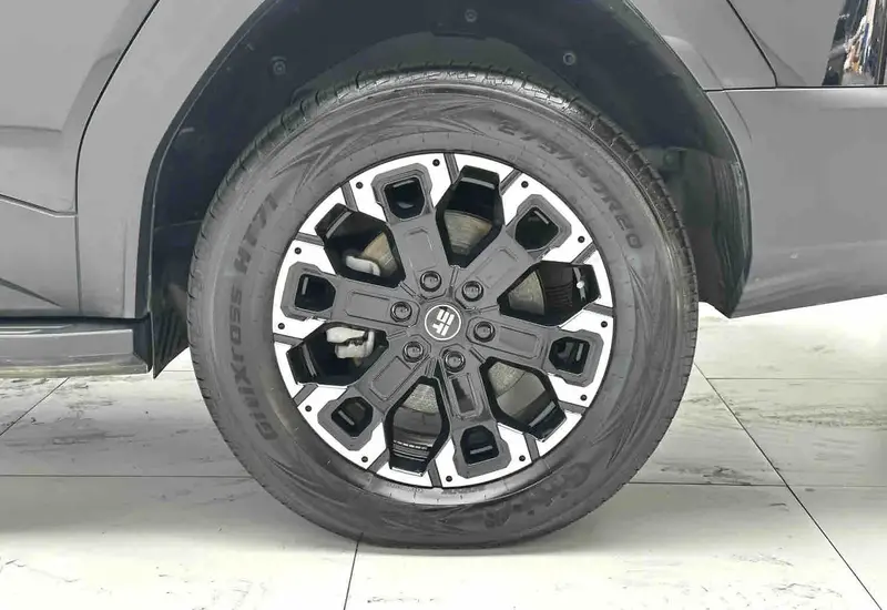 Vehicle photo 5