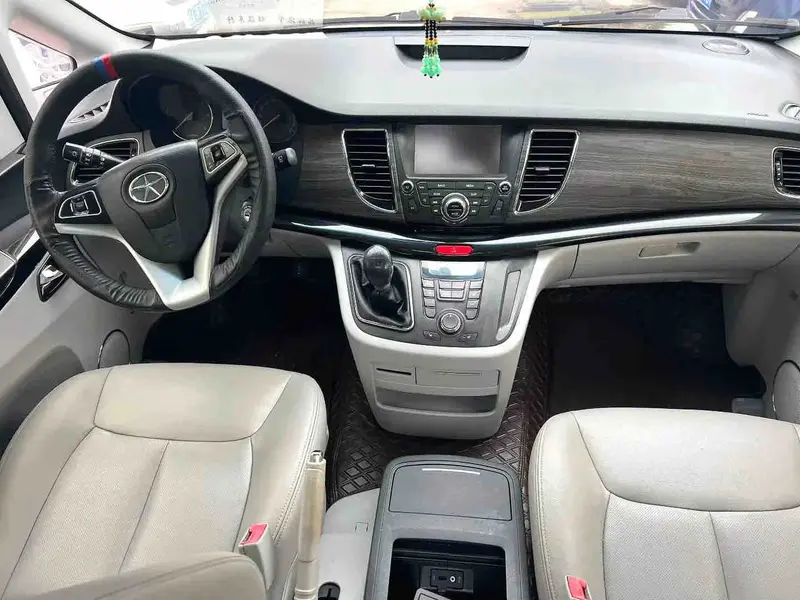 Vehicle photo 7