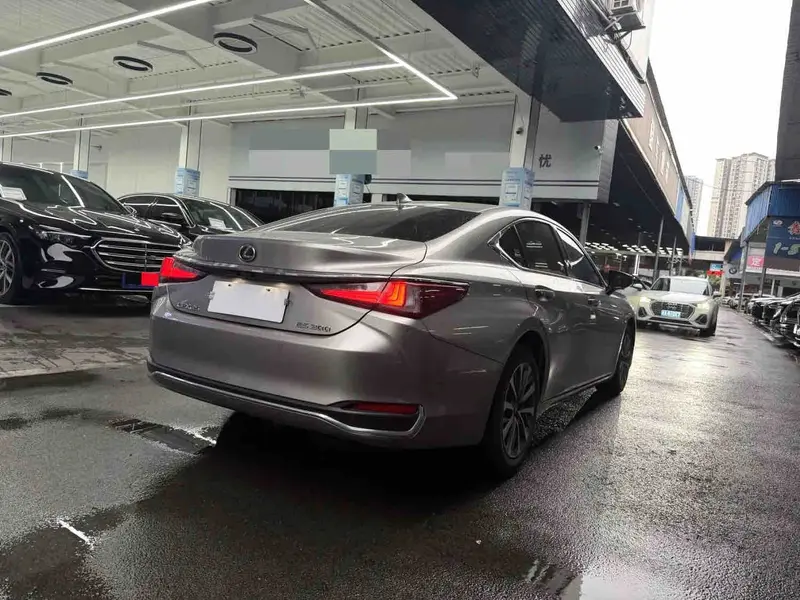 Vehicle photo 4