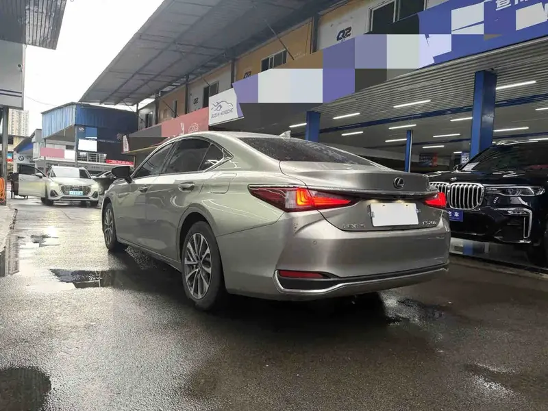 Vehicle photo 5