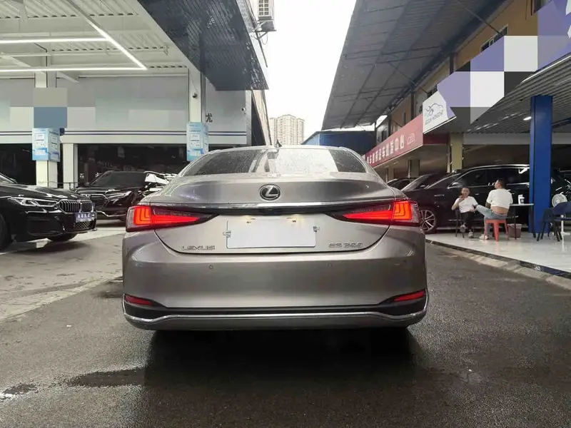 Vehicle photo 6