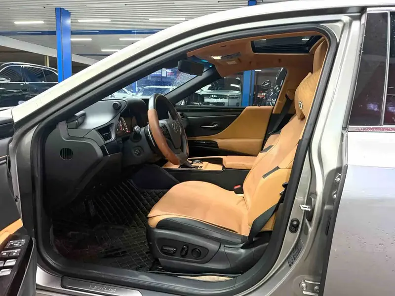 Vehicle photo 7