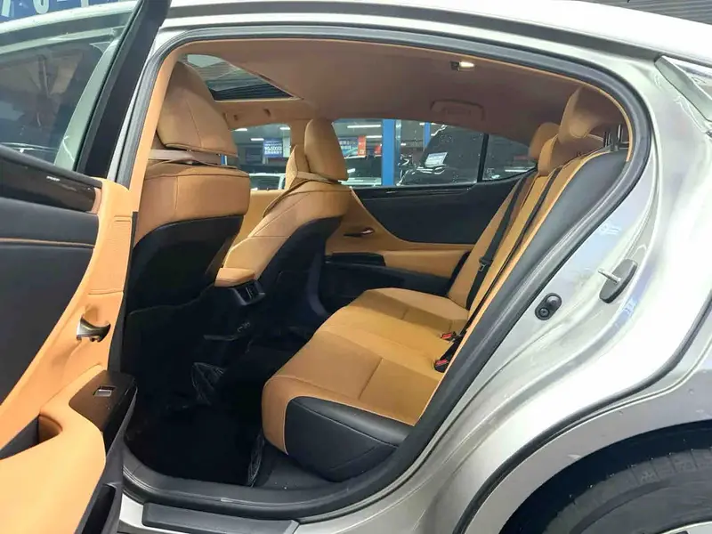 Vehicle photo 8