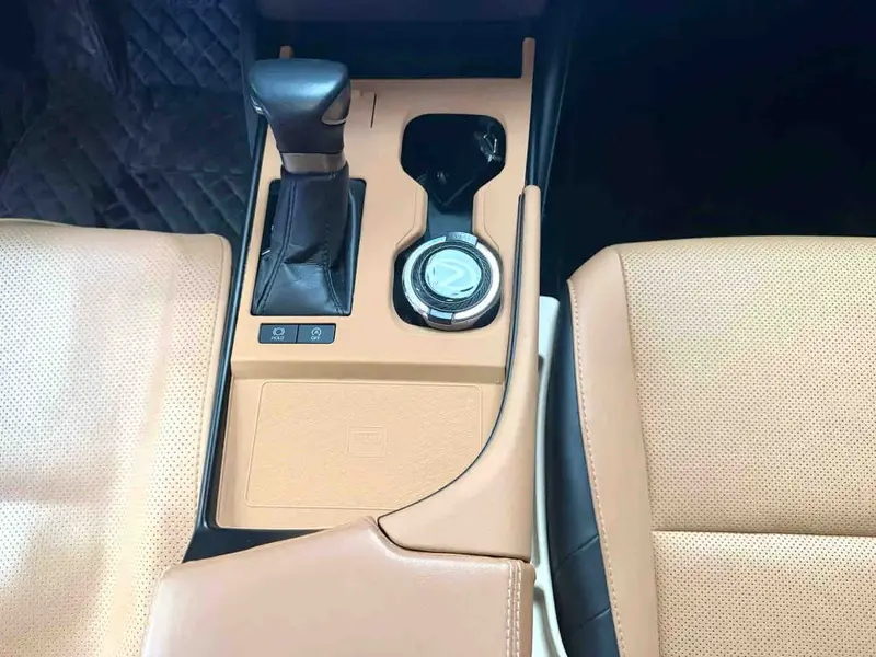 Vehicle photo 9