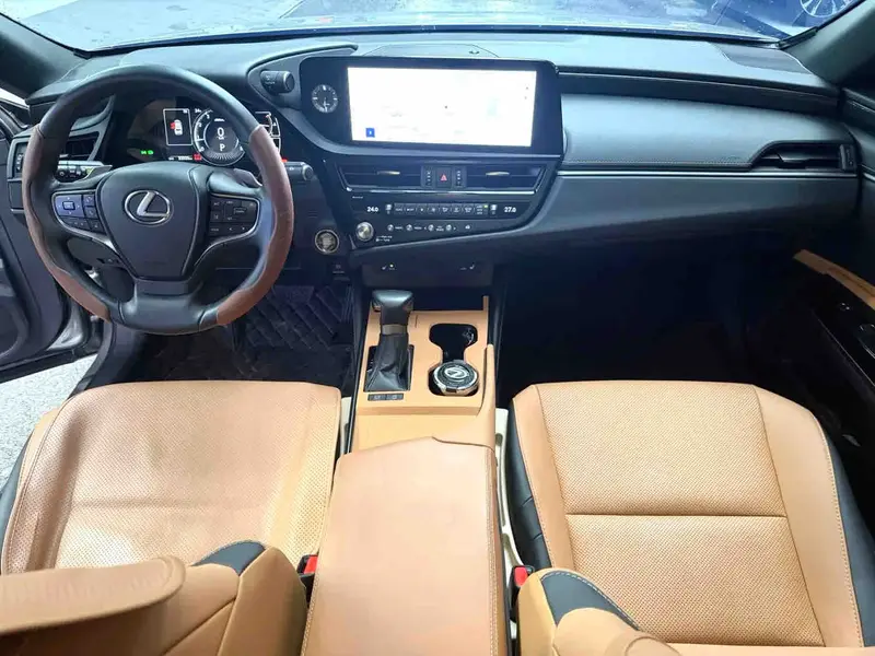 Vehicle photo 10