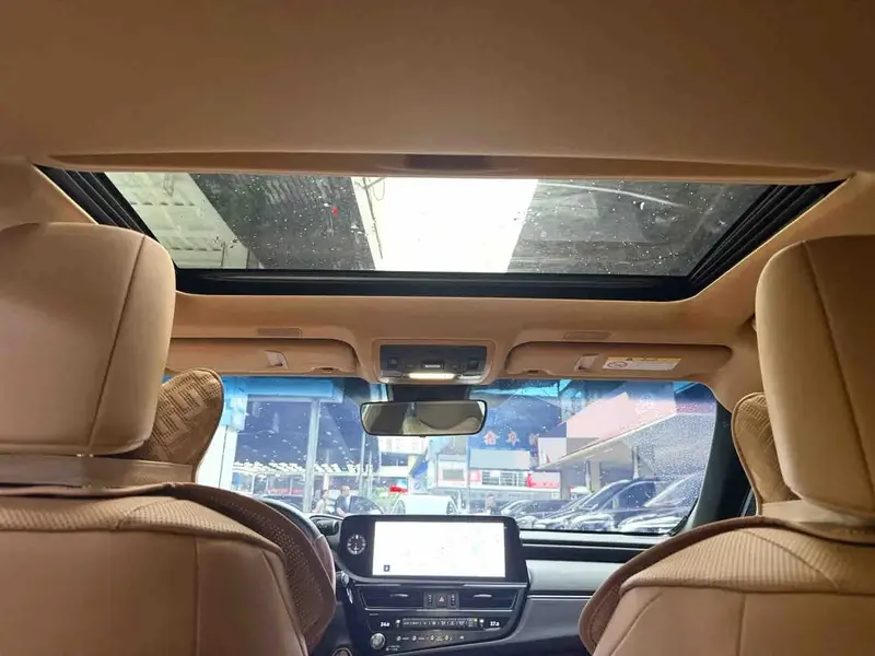 Vehicle photo 12
