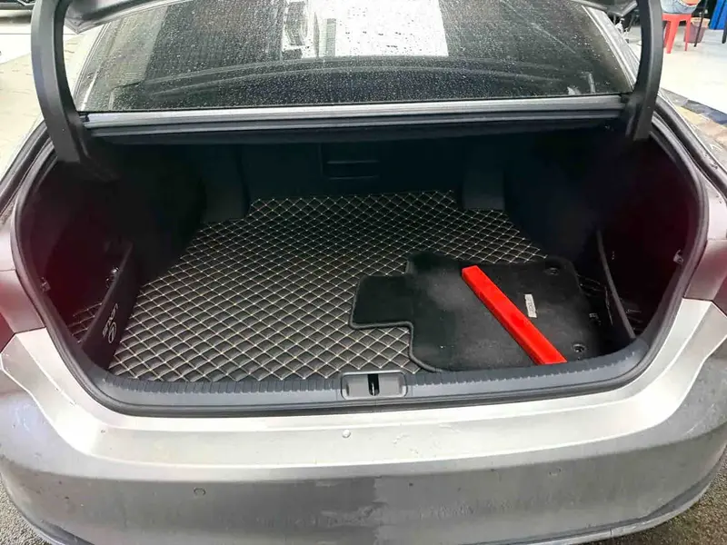 Vehicle photo 13