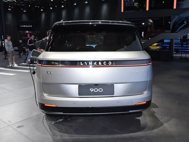 Vehicle photo 6