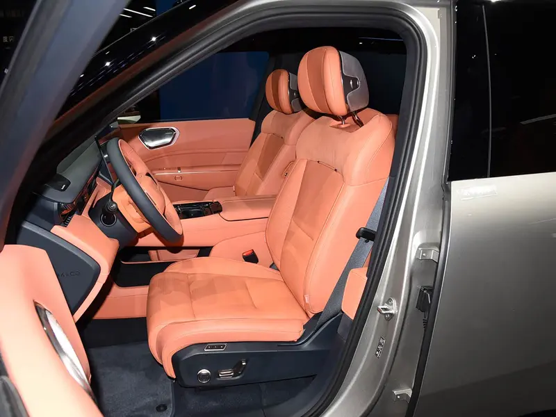 Vehicle photo 8