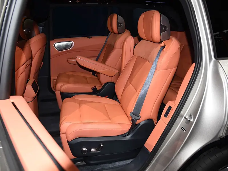 Vehicle photo 9