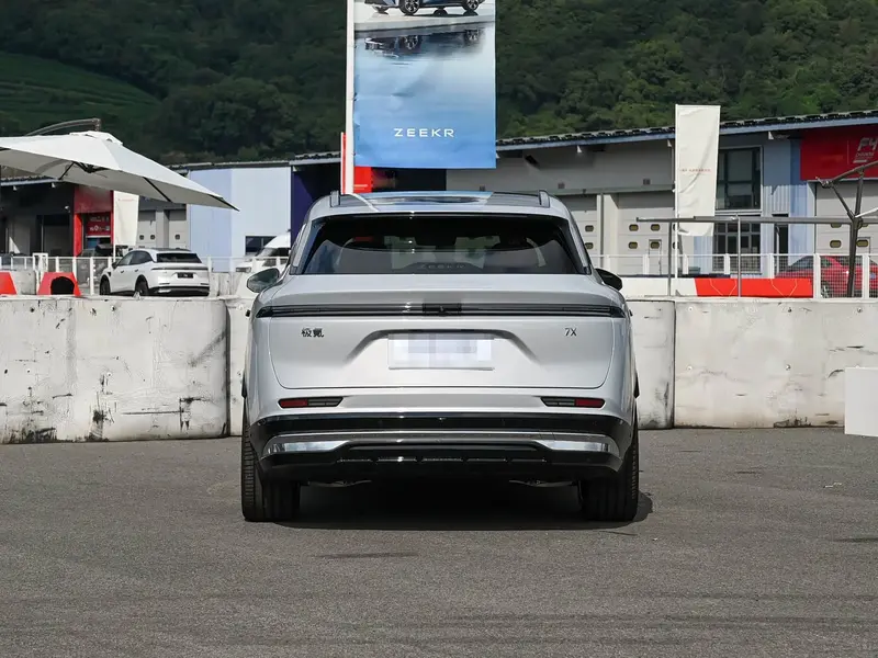 Vehicle photo 7