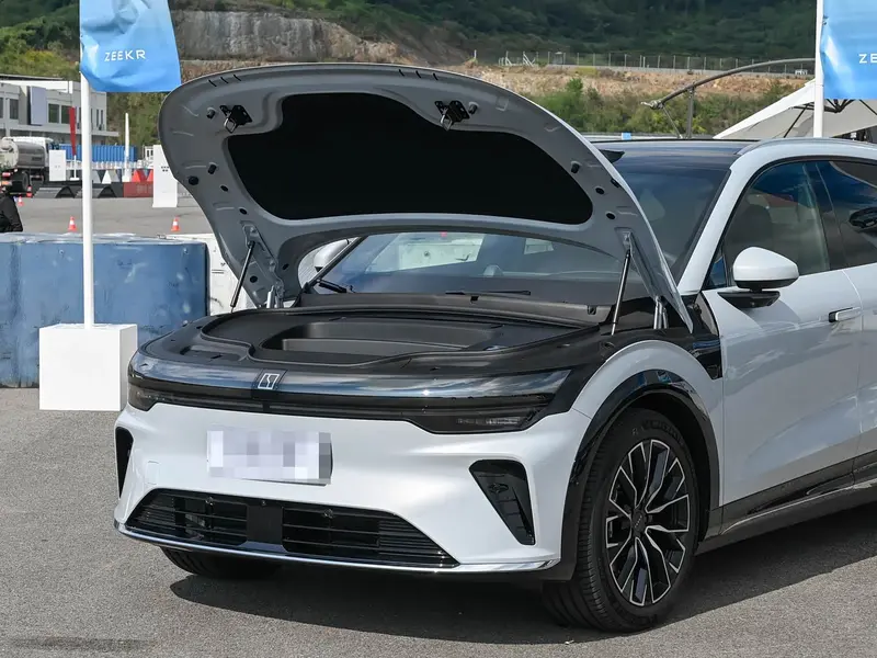 Vehicle photo 8