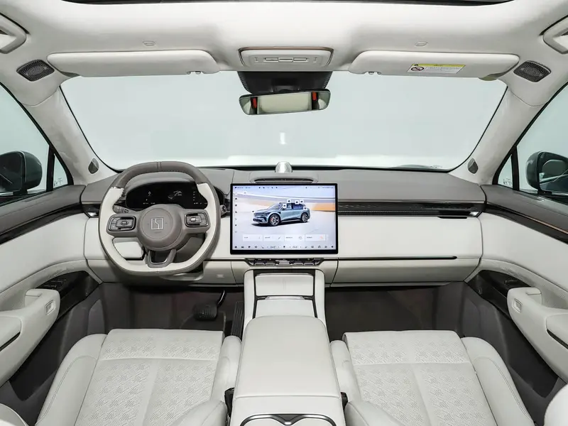 Vehicle photo 9