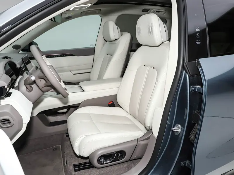 Vehicle photo 12