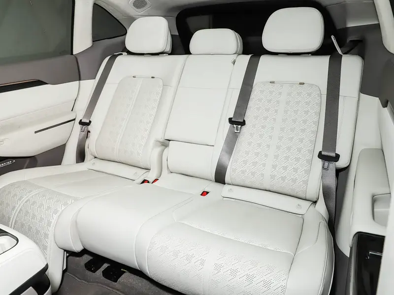 Vehicle photo 13