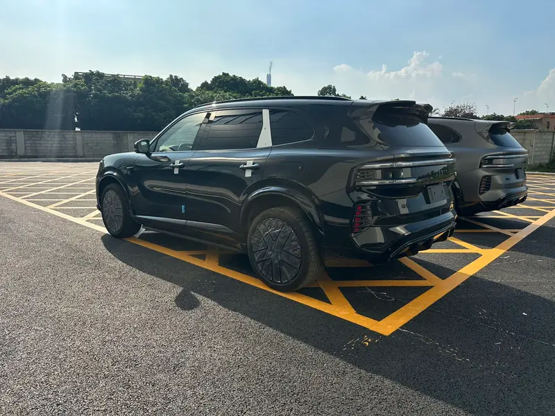Vehicle photo 5