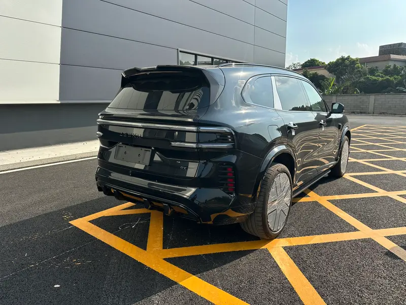 Vehicle photo 6