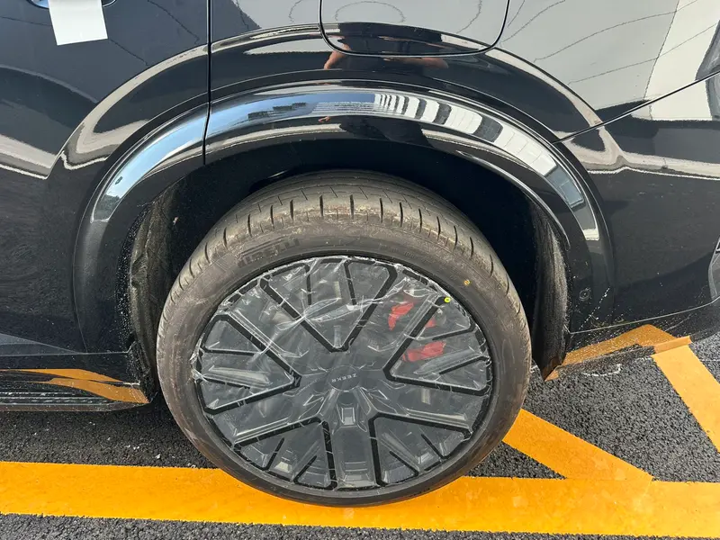 Vehicle photo 8
