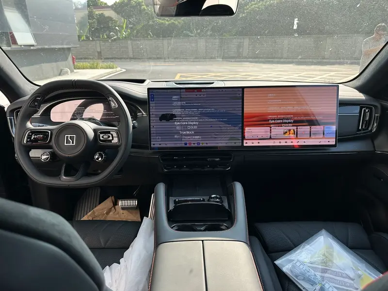 Vehicle photo 11