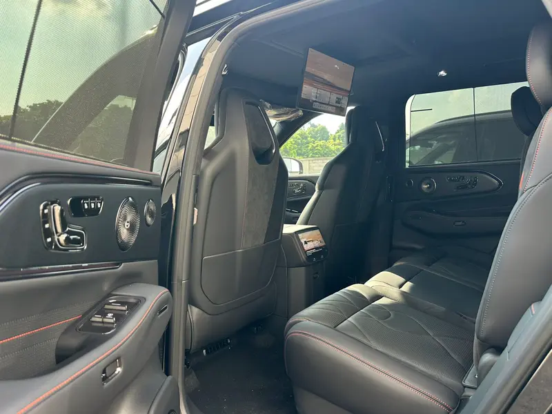 Vehicle photo 12