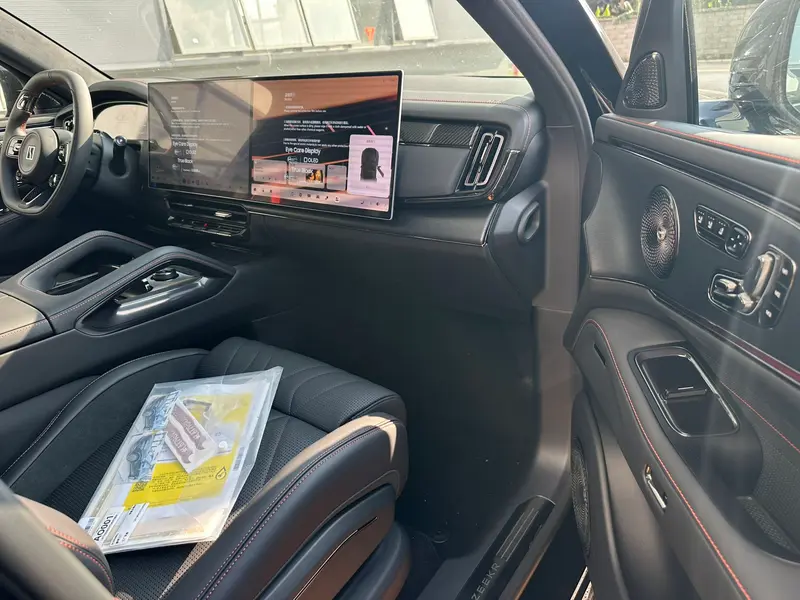 Vehicle photo 13