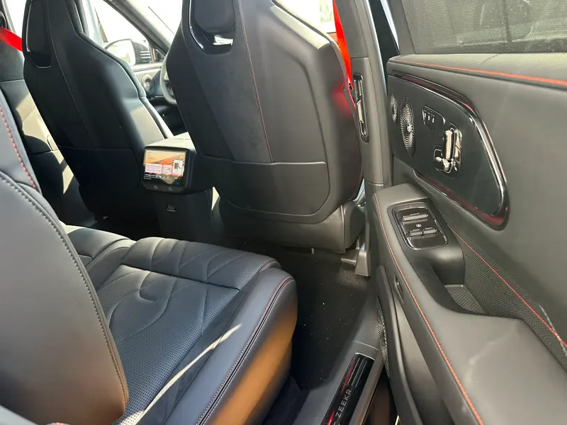 Vehicle photo 14