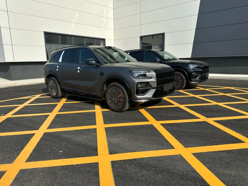Vehicle photo 8