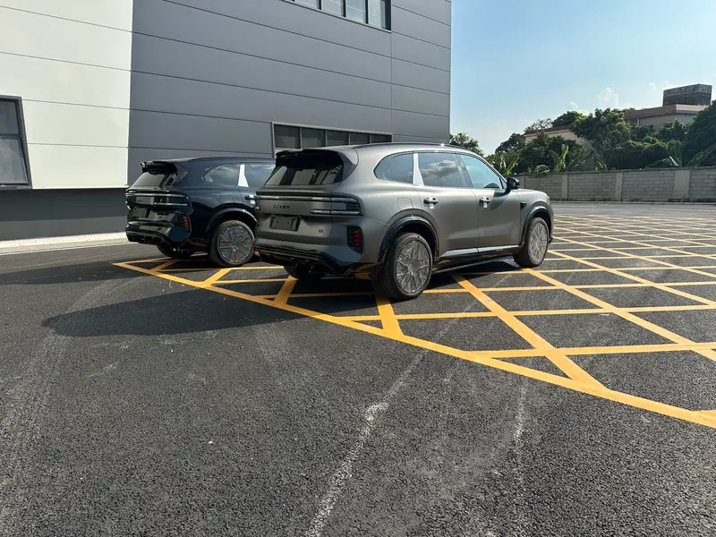 Vehicle photo 10