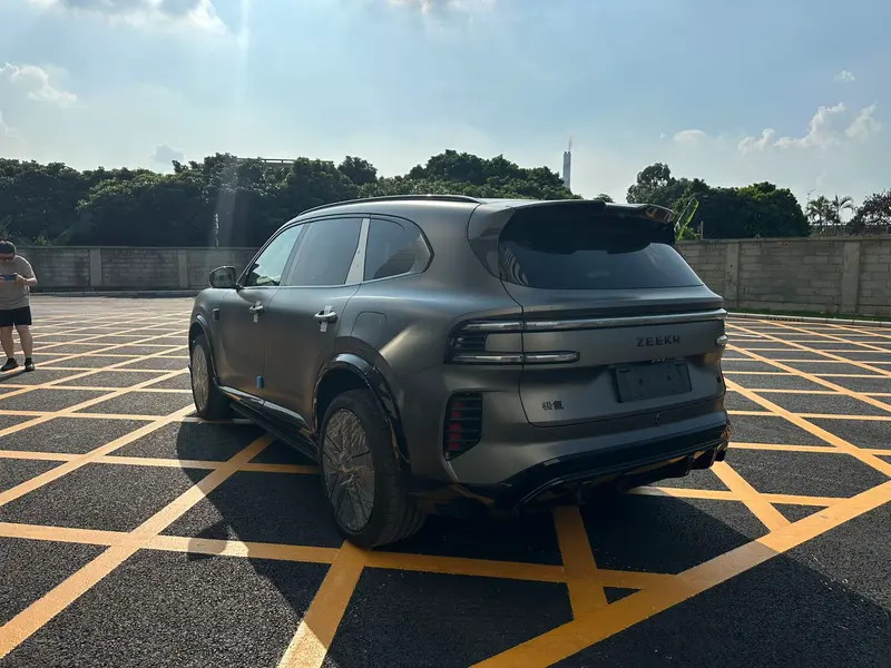 Vehicle photo 12