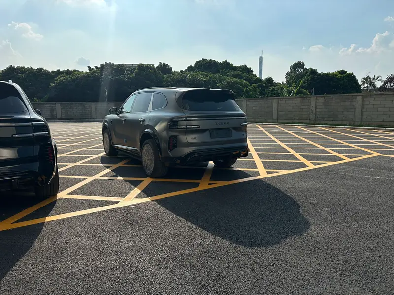 Vehicle photo 13