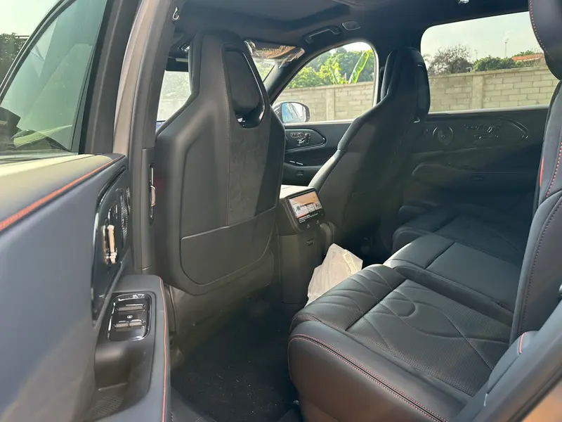 Vehicle photo 19