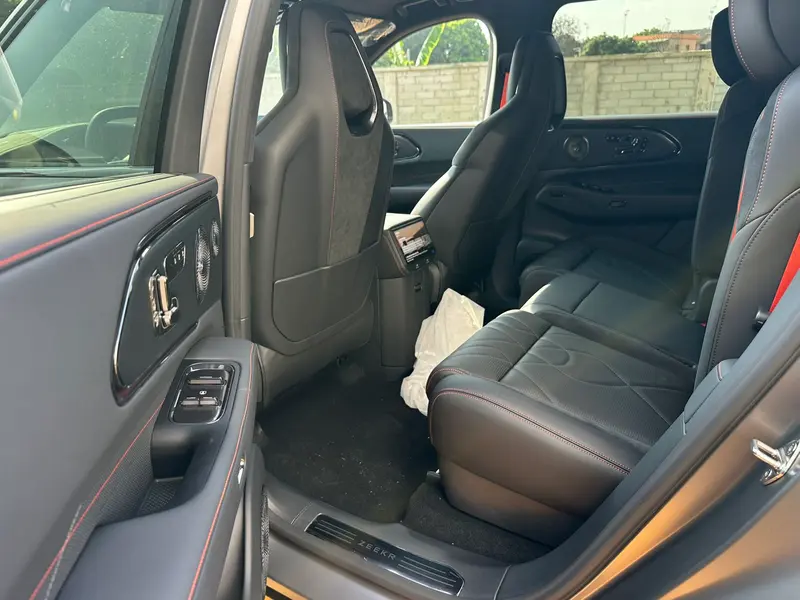 Vehicle photo 20