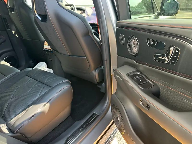 Vehicle photo 22