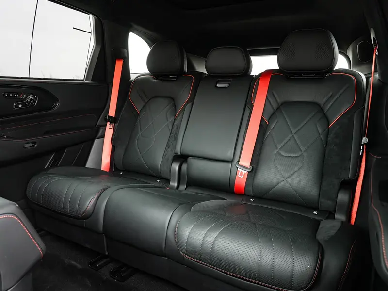 Vehicle photo 25