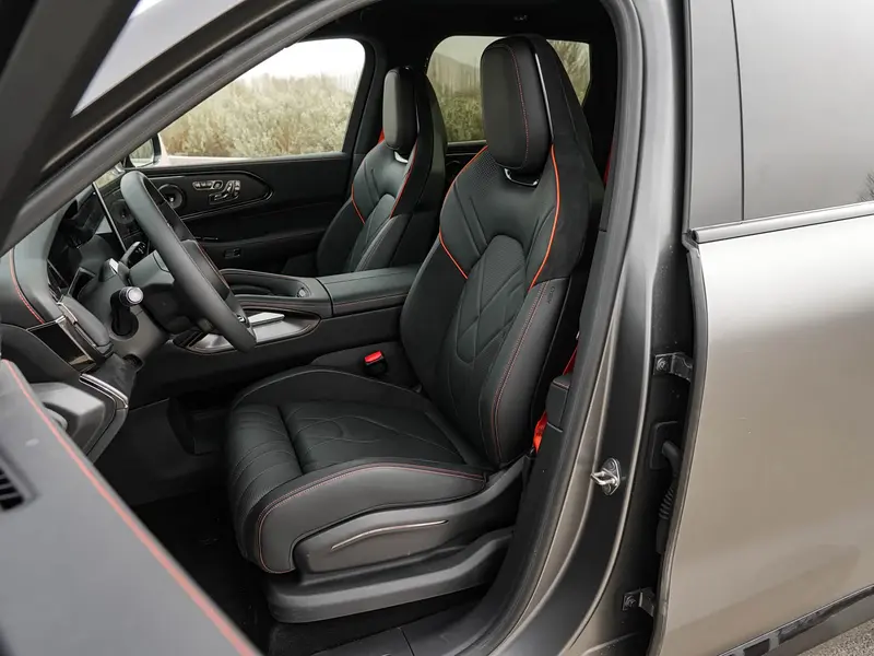 Vehicle photo 26