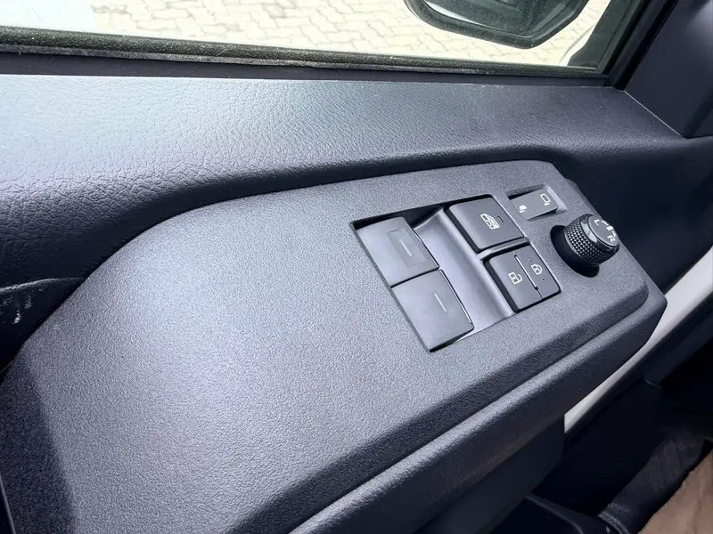 Vehicle photo 9
