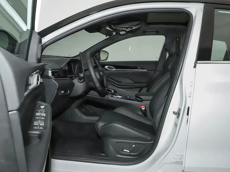 Vehicle photo 9