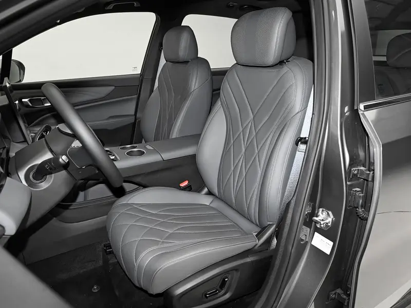 Vehicle photo 9