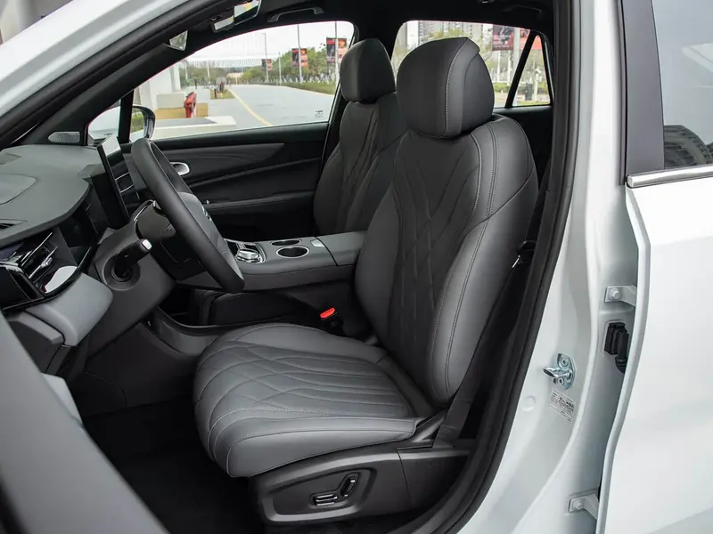 Vehicle photo 9